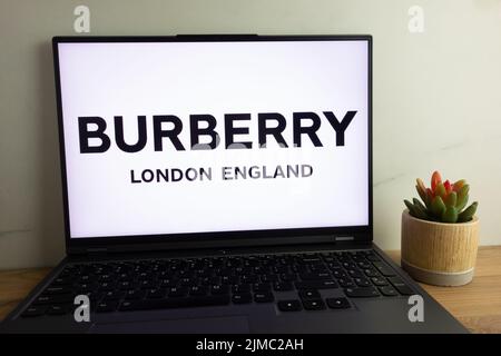 KONSKIE, POLEN - 04. August 2022: Das Logo des britischen Luxusmodehauses Burberry wird auf dem Laptop-Computerbildschirm angezeigt Stockfoto