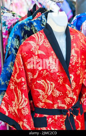 Verkauf von bunten Kimonos an der Straße der Stadt in Kyoto, Japan. Stockfoto