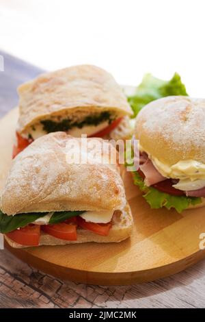 Nahaufnahme von Panini-Sandwiches auf Holzbrett Stockfoto