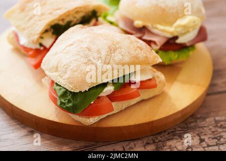 Nahaufnahme von Panini-Sandwiches auf Holzbrett Stockfoto