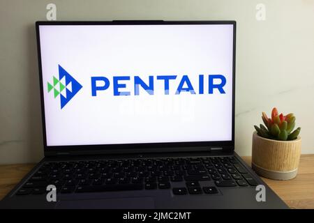 KONSKIE, POLEN – 04. August 2022: Logo des Wasseraufbereitungsunternehmens Pentair plc (PNR) auf dem Bildschirm des Laptops Stockfoto