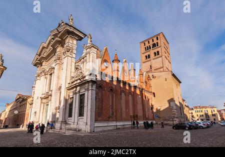 Die Kathedrale von Mantua (Cattedrale di San Pietro apostolo, Duomo di Mantova) in Mantua, Lombardei, Norditalien, ist römisch-katholisch Stockfoto
