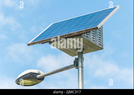 Straßenlampe mit Solarpanel Stockfoto