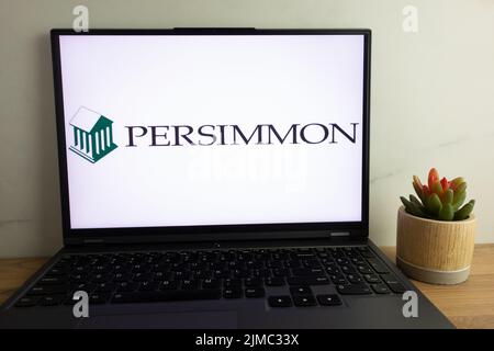 KONSKIE, POLEN - 04. August 2022: Logo der britischen Hausbaugesellschaft persimmon plc auf dem Laptop-Computerbildschirm Stockfoto