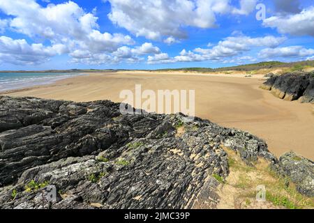 Malltraeth Bay und Traeth Penrhos Beach von Llanddwyn Island, Ynys LLanddwyn, Isle of Anglesey, Ynys Mon, North Wales, VEREINIGTES KÖNIGREICH. Stockfoto