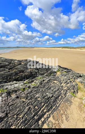 Malltraeth Bay und Traeth Penrhos Beach von Llanddwyn Island, Ynys LLanddwyn, Isle of Anglesey, Ynys Mon, North Wales, VEREINIGTES KÖNIGREICH. Stockfoto