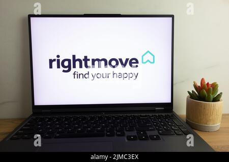 KONSKIE, POLEN – 04. August 2022: Rightmove plc, ein in Großbritannien ansässiger Firmenlogo, der auf dem Laptop-Bildschirm angezeigt wird Stockfoto