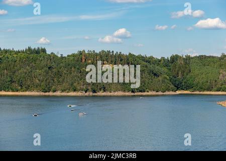 Moldau mit Segelbooten in der Nähe der Burg Orlik nad Vltavou Stockfoto