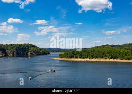 Moldau mit Segelbooten in der Nähe der Burg Orlik nad Vltavou Stockfoto