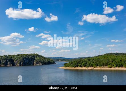 Moldau mit Segelbooten in der Nähe der Burg Orlik nad Vltavou Stockfoto