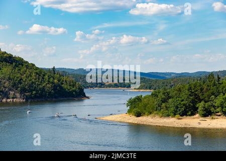 Moldau mit Segelbooten in der Nähe der Burg Orlik nad Vltavou Stockfoto