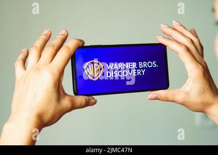 Brasilien. 05. August 2022. In dieser Abbildung wird das Warner Bros. Discovery-Logo auf einem Smartphone-Bildschirm angezeigt. (Foto von Rafael Henrique/SOPA Images/Sipa USA) Quelle: SIPA USA/Alamy Live News Stockfoto