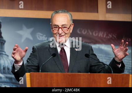 Washington, Usa. 05. August 2022. Chuck Schumer (D-NY), der Mehrheitsführer des Senats, spricht über das Inflationsminderungsgesetz. Kredit: SOPA Images Limited/Alamy Live Nachrichten Stockfoto
