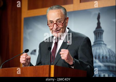 Washington, Usa. 05. August 2022. Chuck Schumer (D-NY), der Mehrheitsführer des Senats, spricht über das Inflationsminderungsgesetz. Kredit: SOPA Images Limited/Alamy Live Nachrichten Stockfoto