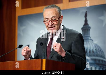 Washington, Usa. 05. August 2022. Chuck Schumer (D-NY), der Mehrheitsführer des Senats, spricht über das Inflationsminderungsgesetz. Kredit: SOPA Images Limited/Alamy Live Nachrichten Stockfoto