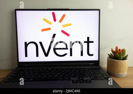 KONSKIE, POLEN - 04. August 2022: NVent-Firmenlogo auf dem Laptop-Computerbildschirm Stockfoto