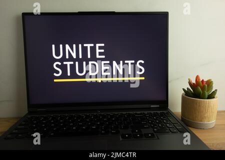 KONSKIE, POLEN - 04. August 2022: Das Logo der Unite Group (Handel als Unite Students) wird auf dem Laptop-Bildschirm angezeigt Stockfoto