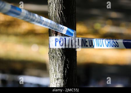 London, Großbritannien. 05. August 2022. Die Polizei tapes um einen Tatort herum. (Foto: Dinendra Haria/SOPA Images/Sipa USA) Quelle: SIPA USA/Alamy Live News Stockfoto