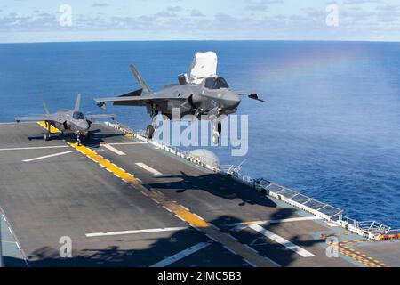 Pazifik, Usa. 04. August 2022. Ein U.S. Marine Corps F-35B Lightning II Flugzeug, das Marine Medium Tiltrotor Squadron 262 zugewiesen wurde, landet auf dem Flugdeck des amphibischen Sturmschiffs USS Tripoli der Wasp-Klasse, das am 4. August 2022 auf dem Pazifischen Ozean eingesetzt wird. Kredit: MC2 Malcolm Kelley/U.S. Marines Photo/Alamy Live News Stockfoto