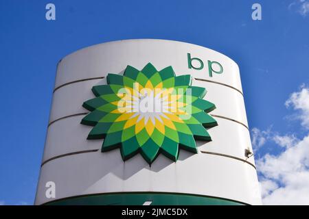 London, Großbritannien. 05. August 2022. BP (British Petroleum) Schild und Logo an einer Tankstelle in London. (Foto: Vuk Valcic/SOPA Images/Sipa USA) Quelle: SIPA USA/Alamy Live News Stockfoto