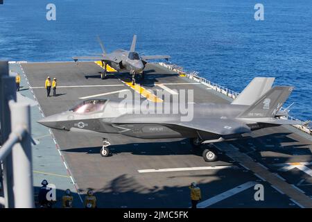 Pazifik, Usa. 04. August 2022. Ein U.S. Marine Corps F-35B Lightning II Flugzeug, das Marine Medium Tiltrotor Squadron 262 zugewiesen wurde, landet auf dem Flugdeck des amphibischen Sturmschiffs USS Tripoli der Wasp-Klasse, das am 4. August 2022 auf dem Pazifischen Ozean eingesetzt wird. Kredit: MC2 Malcolm Kelley/U.S. Marines Photo/Alamy Live News Stockfoto