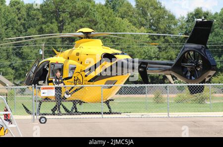 Columbus, MS USA August 5. 2022: Garrett Lyde, aus Meridian, MS, verlässt den Airbus EC 135-Hubschrauber von PHI Air Medical, nachdem er von einem abgesagten Flug zurückkehrte. „Wir haben auf 3 Anrufe reagiert, aber sie wurden abgesagt“, sagte Tanner Stewart von New Hope, Mississippi. Stewart fuhr fort und fügt hinzu: „Wir holen unseren nächsten Kraftstoff aus West Point, Mississippi und aus Lousiville, Mississippi, aber wir sind dabei, einen Tanker in Lowndes County zu bekommen. Das wird uns dabei helfen, schneller Kraftstoff zu tanken.“ Der Hubschrauber und seine Besatzung sind in der Freiwilligen Feuerwehr des Distrikts 3 im Lowndes County, Mississippi, stationiert. Cred Stockfoto