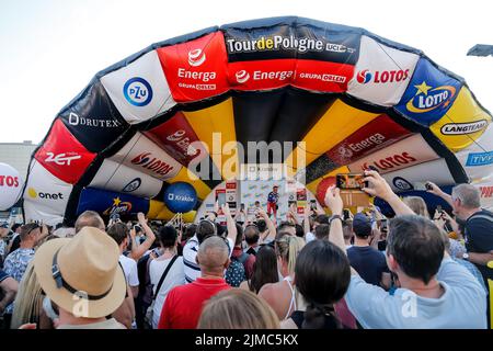 Krakau, Polen. 05. August 2022. Die Zuschauer beobachten die Preisverleihung nach dem letzten 7.. Tag des 79. Tour de Pologne UCI World Tour in Krakau, Polen am 5. August 2022. (Foto von Dominika Zarzycka/Sipa USA) Quelle: SIPA USA/Alamy Live News Stockfoto