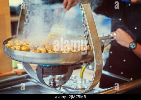 Neue Kartoffeln gebraten in der Pfanne mit italienischen Rezept: Kartoffeln Salentina Stockfoto