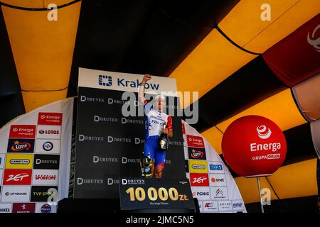 Krakau, Polen. 05. August 2022. Der Sieger der Etappe 7DEMARE Arnaud aus Frankreich des Groupama-Teams erhält seine Medaille auf dem Podium während einer Siegerehrung nach dem letzten 7.. Tag des 79. Tour de Pologne UCI World Tour in Krakau, Polen am 5. August 2022. (Foto von Dominika Zarzycka/Sipa USA) Quelle: SIPA USA/Alamy Live News Stockfoto