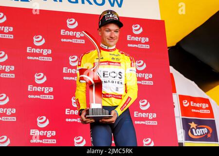 Krakau, Polen. 05. August 2022. Der Gesamtsieger HAYTER Ethan aus dem britischen Team von Ineos Grenadiers erhält seine Medaille auf dem Podium während einer Siegerehrung nach dem letzten 7.. Tag des 79. Tour de Pologne UCI World Tour in Krakau, Polen am 5. August 2022. (Foto von Dominika Zarzycka/Sipa USA) Quelle: SIPA USA/Alamy Live News Stockfoto