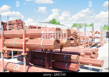 Stapel von Stahlrohren für den Gerüstbau auf Lager. Stockfoto