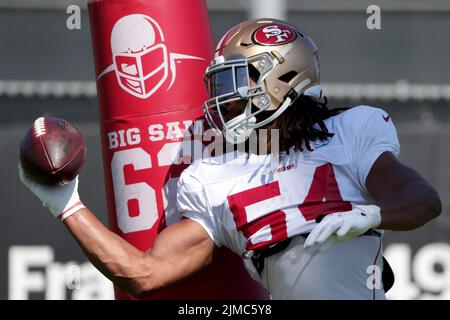 Santa Clara, USA. 03. August 2021. Fred Warner (54), Linebacker von San Francisco 49ers, fängt den Ball einhändig während eines Trainingslagers in Santa Clara, Kalifornien, am Dienstag, den 3. August 2021. (Foto von Anda Chu/Bay Area News Group/TNS/Sipa USA) Quelle: SIPA USA/Alamy Live News Stockfoto