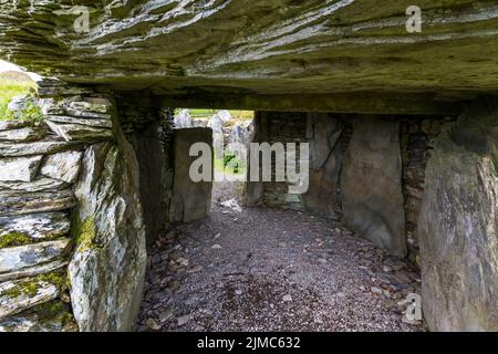 Im Inneren Capel Garmon Grabkammer, prähistorische Kammern mit Kammern.. Betws-y-Coed, Nordwales, Großbritannien, Landschaft. Stockfoto