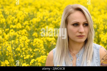 Schönes Porträt einer jungen blonden Frau Stockfoto