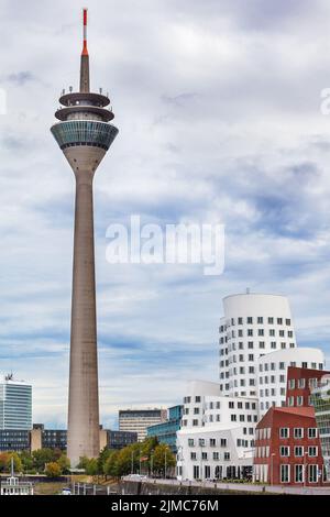 Blick auf den Düsseldorfer Rheinturm an einem schönen Sommertag Stockfoto