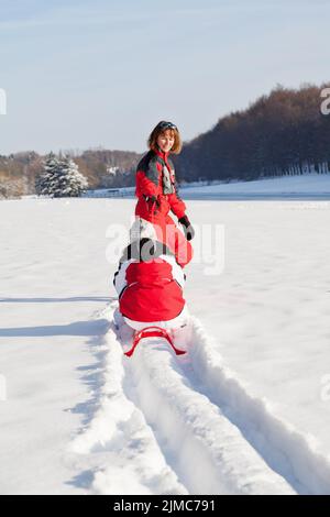 Mutter und Tochter im Winter Park Stockfoto