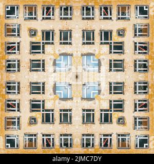 Die Fenster an der alten gelben Wand mit eingestürzter Gips - ein Musterquadrat aus dem Foto. Stockfoto