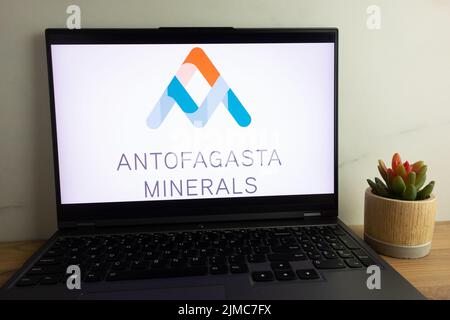 KONSKIE, POLEN - 04. August 2022: Logo des multinationalen Unternehmens Antofagasta plc auf dem Laptop-Computerbildschirm Stockfoto