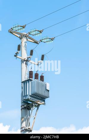 Elektrischen Transformator auf elektrische pole Stockfoto