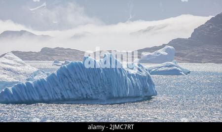 Landschaft von großen Eisbergen und Bergen im Prince Christian Sound, Südgrönland Stockfoto