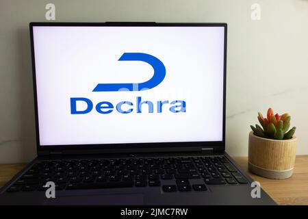 KONSKIE, POLEN - 04. August 2022: Das Firmenlogo von Dechra Pharmaceuticals PLC wird auf dem Laptop-Computerbildschirm angezeigt Stockfoto