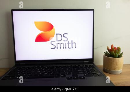 KONSKIE, POLEN - 04. August 2022: DS Smith britisches multinationales Verpackungsunternehmen-Logo, das auf dem Laptop-Computerbildschirm angezeigt wird Stockfoto