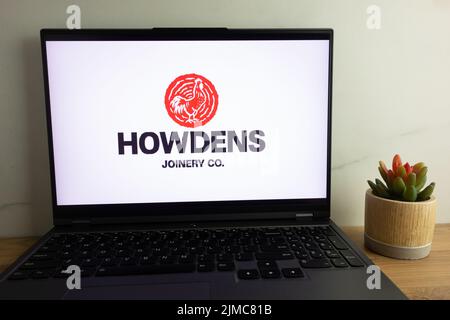 KONSKIE, POLEN - 04. August 2022: Logo der Howden Joinery Group plc auf dem Laptop-Bildschirm Stockfoto