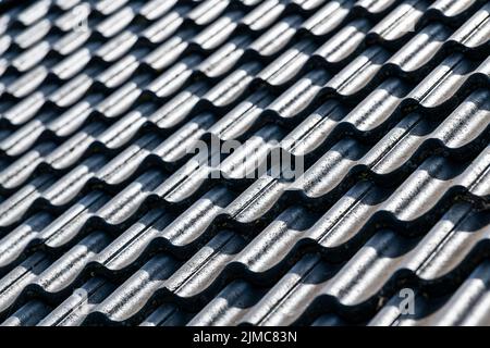Abstraktes schwarzes Dach mit Betonfliesen Stockfoto