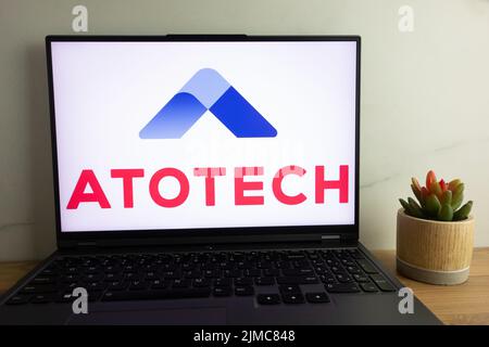 KONSKIE, POLEN - 04. August 2022: Das Logo des internationalen Unternehmens für Spezialchemikalien und Ausrüstung von Atotech wird auf dem Bildschirm des Laptops angezeigt Stockfoto