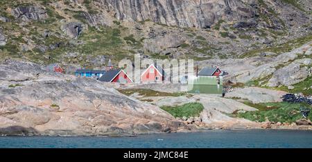 Abgelegene Siedlung von Aappilattoq im Prince Christian Sound, Südgrönland am 22. Juli 2022 Stockfoto