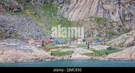 Abgelegene Siedlung von Aappilattoq im Prince Christian Sound, Südgrönland am 22. Juli 2022 Stockfoto