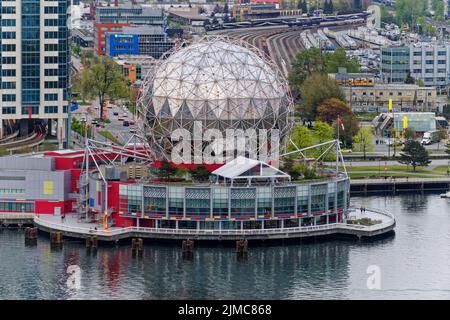 VANCOUVER, BRITISH COLUMBIA - 30. April 2022: Science World ist ein Wissenschaftszentrum von False Creek in Vancouver, British Columbia, Kanada. Es zeigt den Menschen Stockfoto