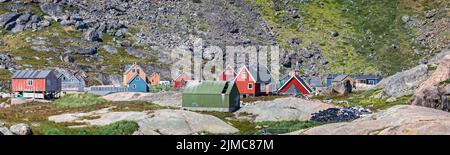 Abgelegene Siedlung von Aappilattoq im Prince Christian Sound, Südgrönland am 22. Juli 2022 Stockfoto