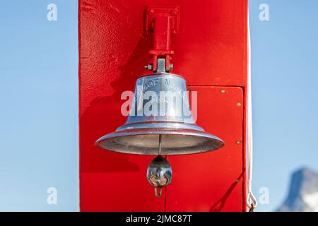 Nahaufnahme der Schiffe Bell of Hurtigrutens am 22. Juli 2022 stampfte die MS Fridtjof Nansen vor der grönländischen Küste die 2019 Stockfoto